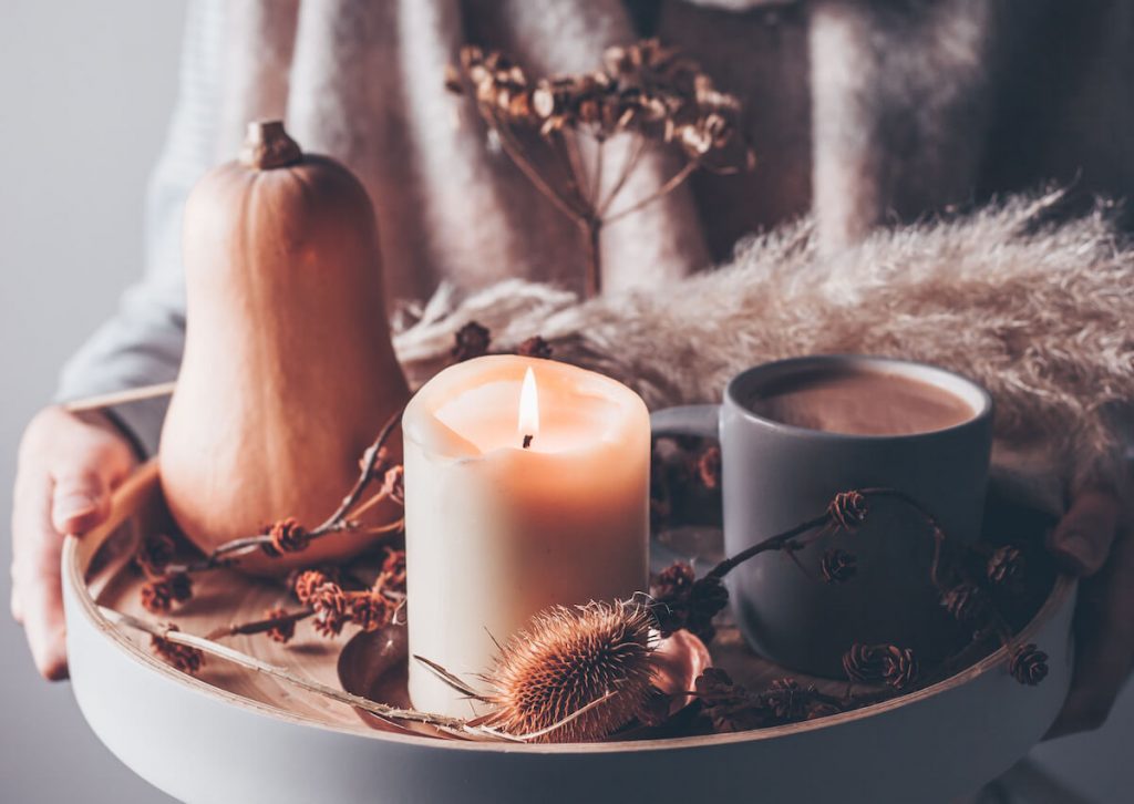 Déco: des bougies suisses et naturelles pour un automne cosy