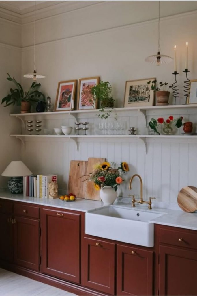 Cuisine cottage moderne avec Étagère de cuisine décorée de cadres, verrerie et objets chinés