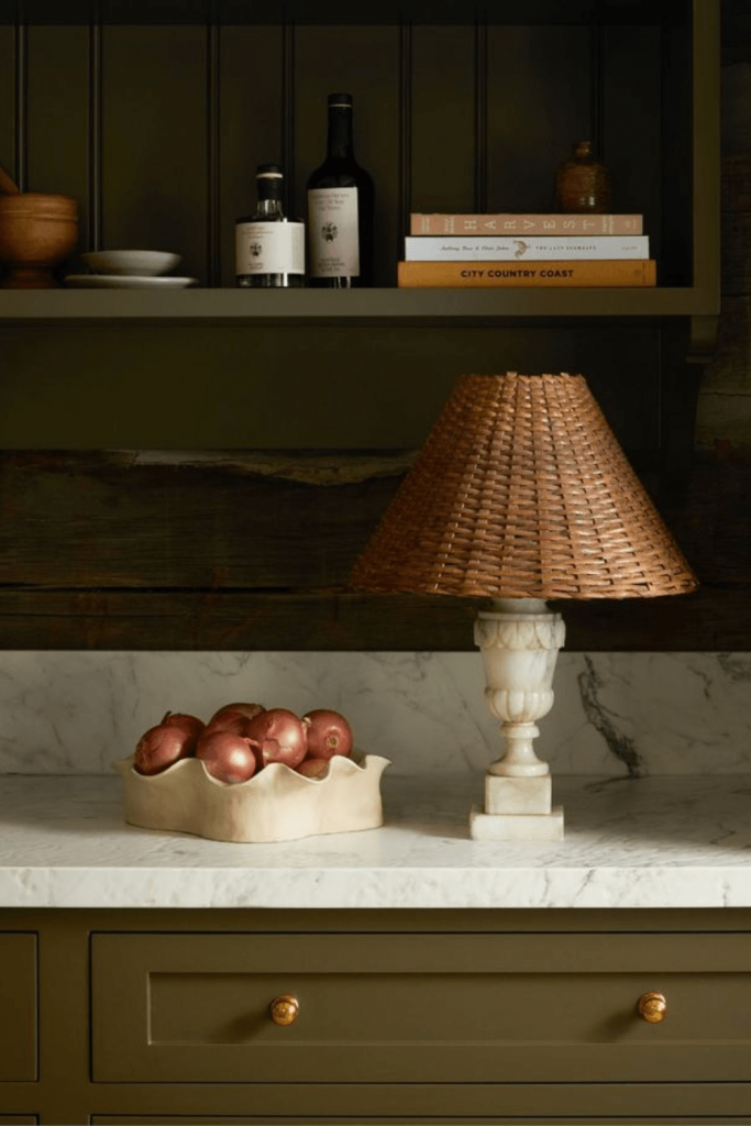 Petite lampe à poser sur le plan de travail d’une cuisine chaleureuse