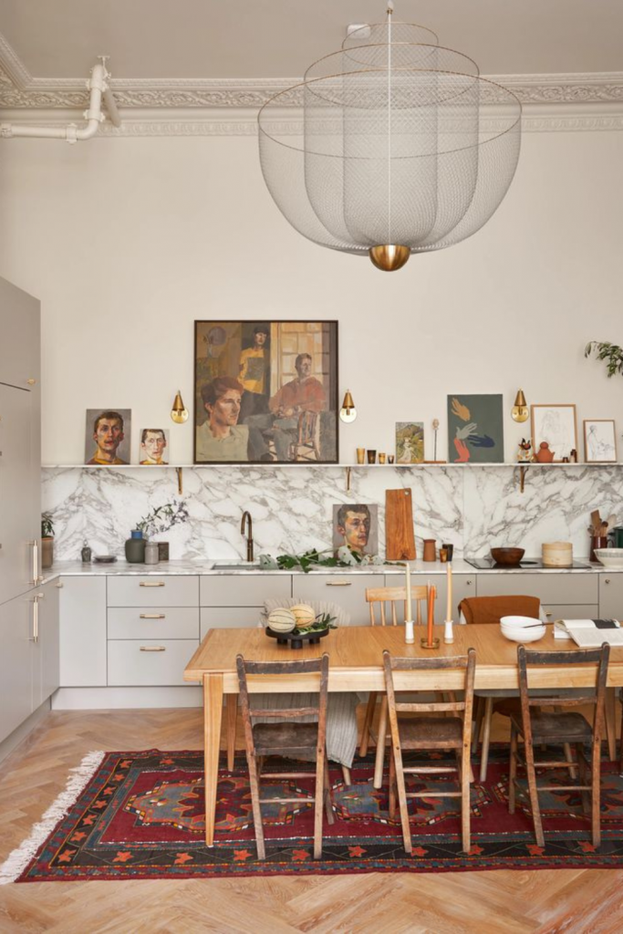Longue étagère ouverte dans une cuisine contemporaine d’inspiration cottage
