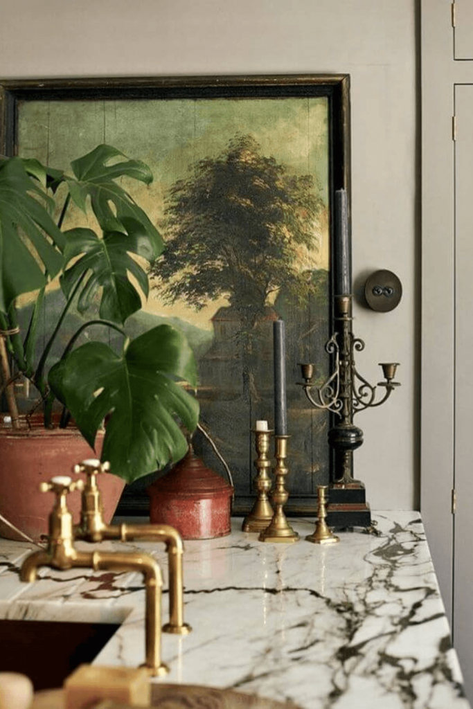 Objets chinés, chandelier, poteries et tableau ancien dans une cuisine