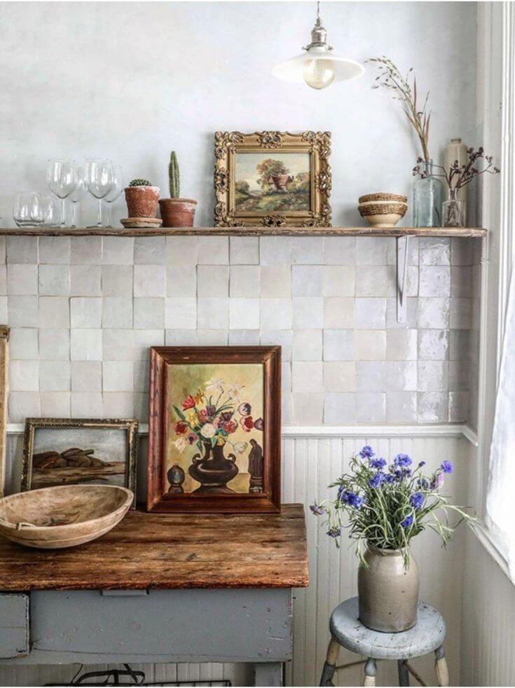 Crédence en zellige blanc irrégulier dans une cuisine romantique