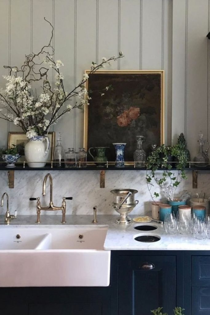 Tableaux floraux et objets anciens décorant une cuisine romantique