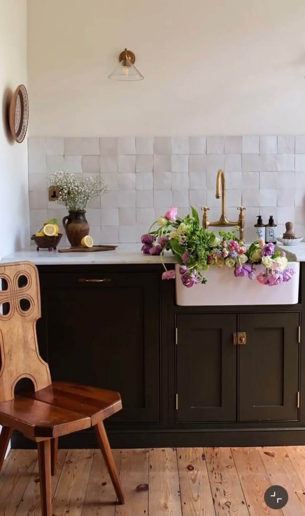 Cuisine claire avec zellige artisanal, bouquet de fleurs et robinetterie en laiton