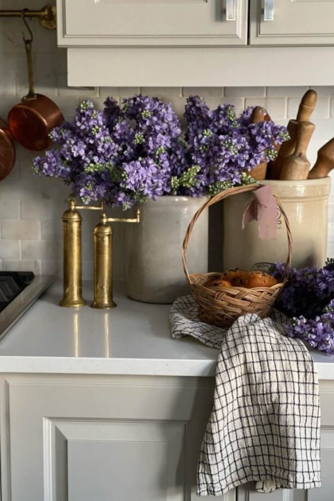 Bouquet de fleurs dans une cuisine romantique aux détails anciens