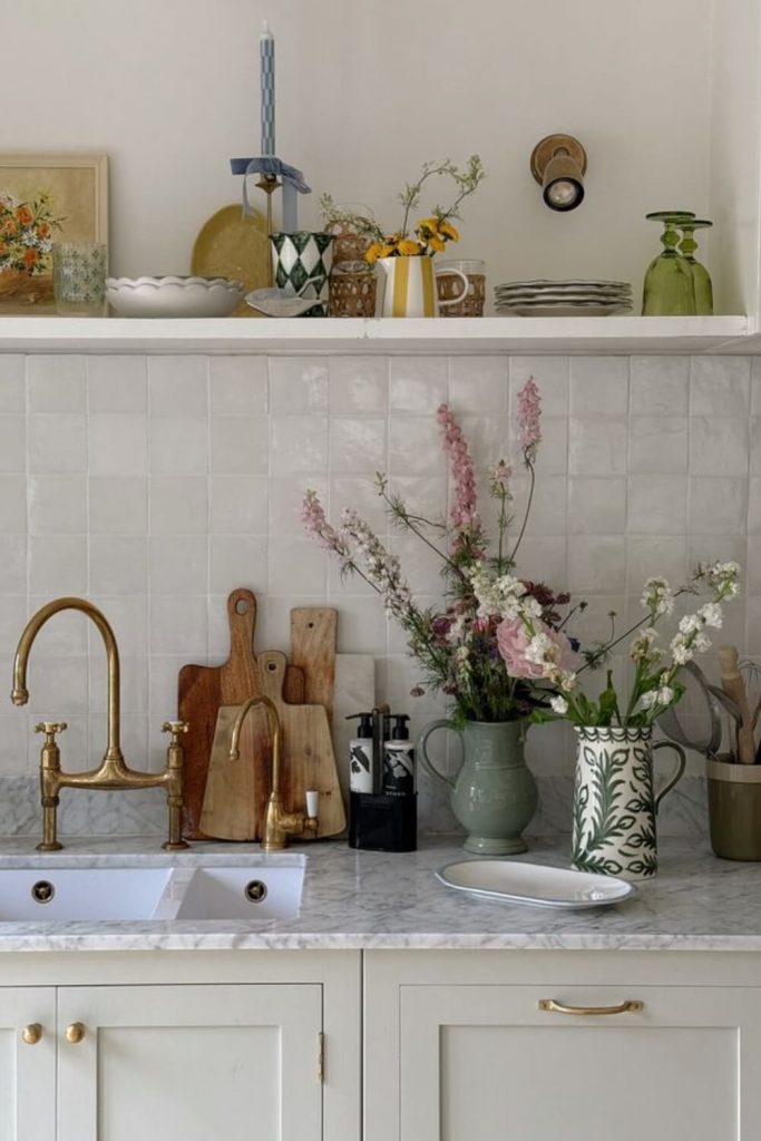 Cuisine botanique décorée de fleurs de saison et de plantes vertes