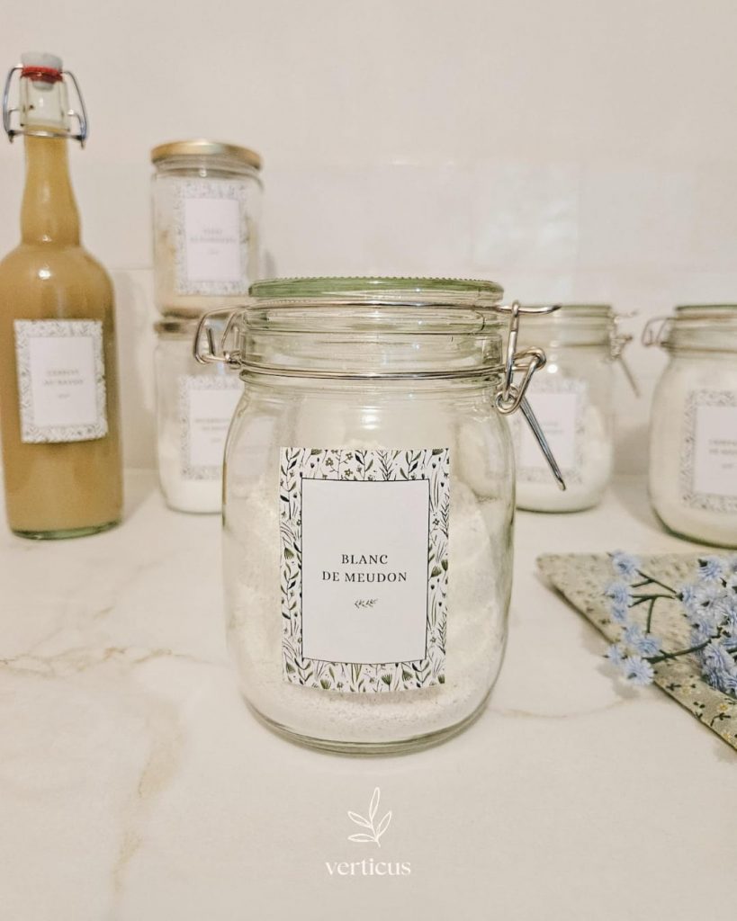 Bocal de blanc de Meudon avec une étiquette botanique Herbarium