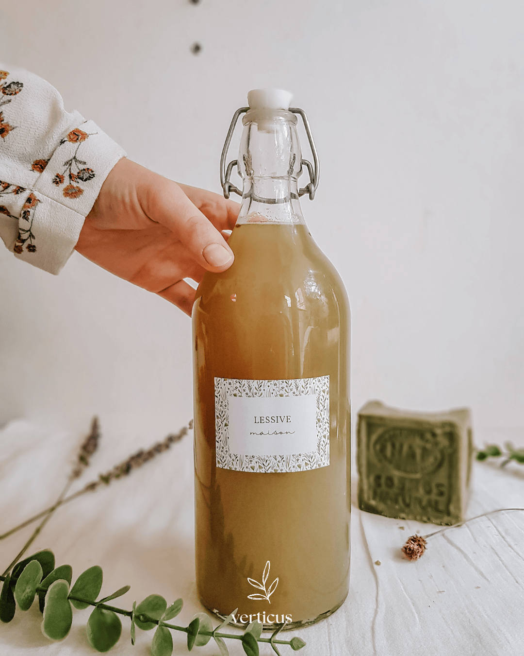 Bouteille de lessive maison avec étiquette botanique Verticus