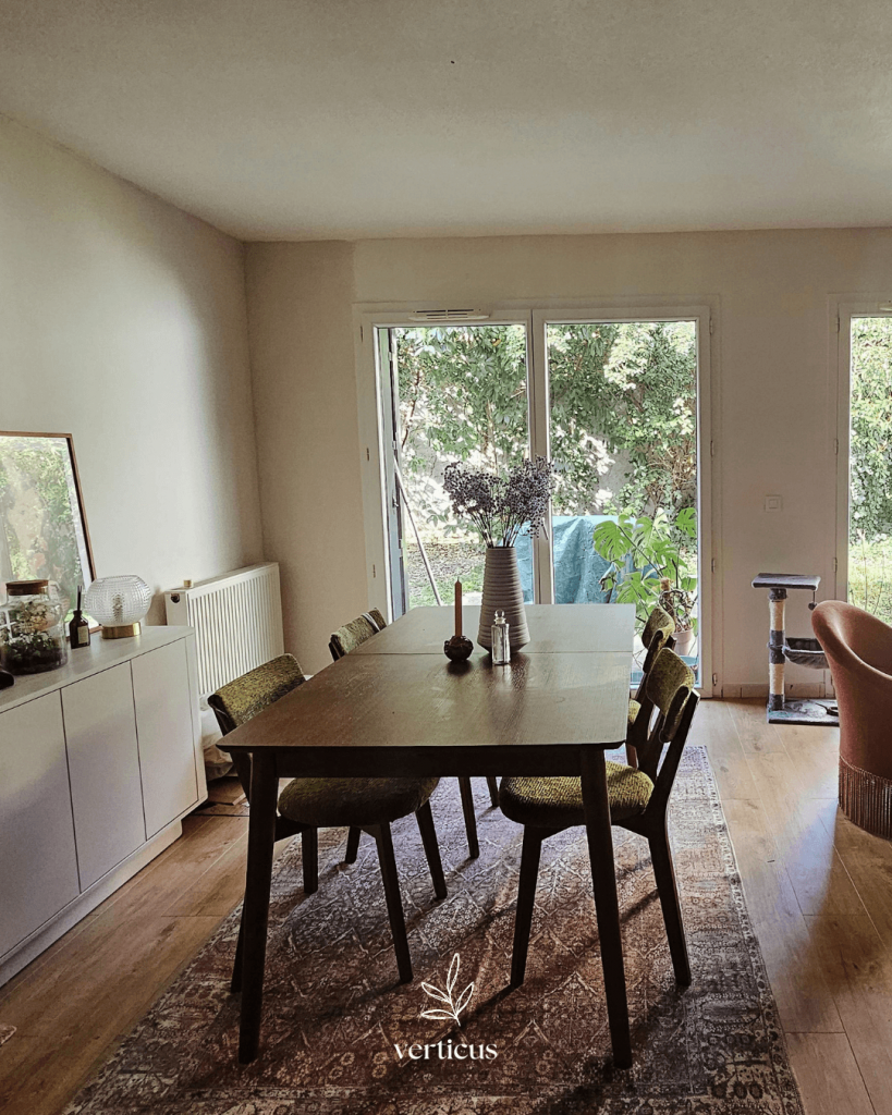 Salle à manger d’une maison moderne ouverte sur un jardin de ville